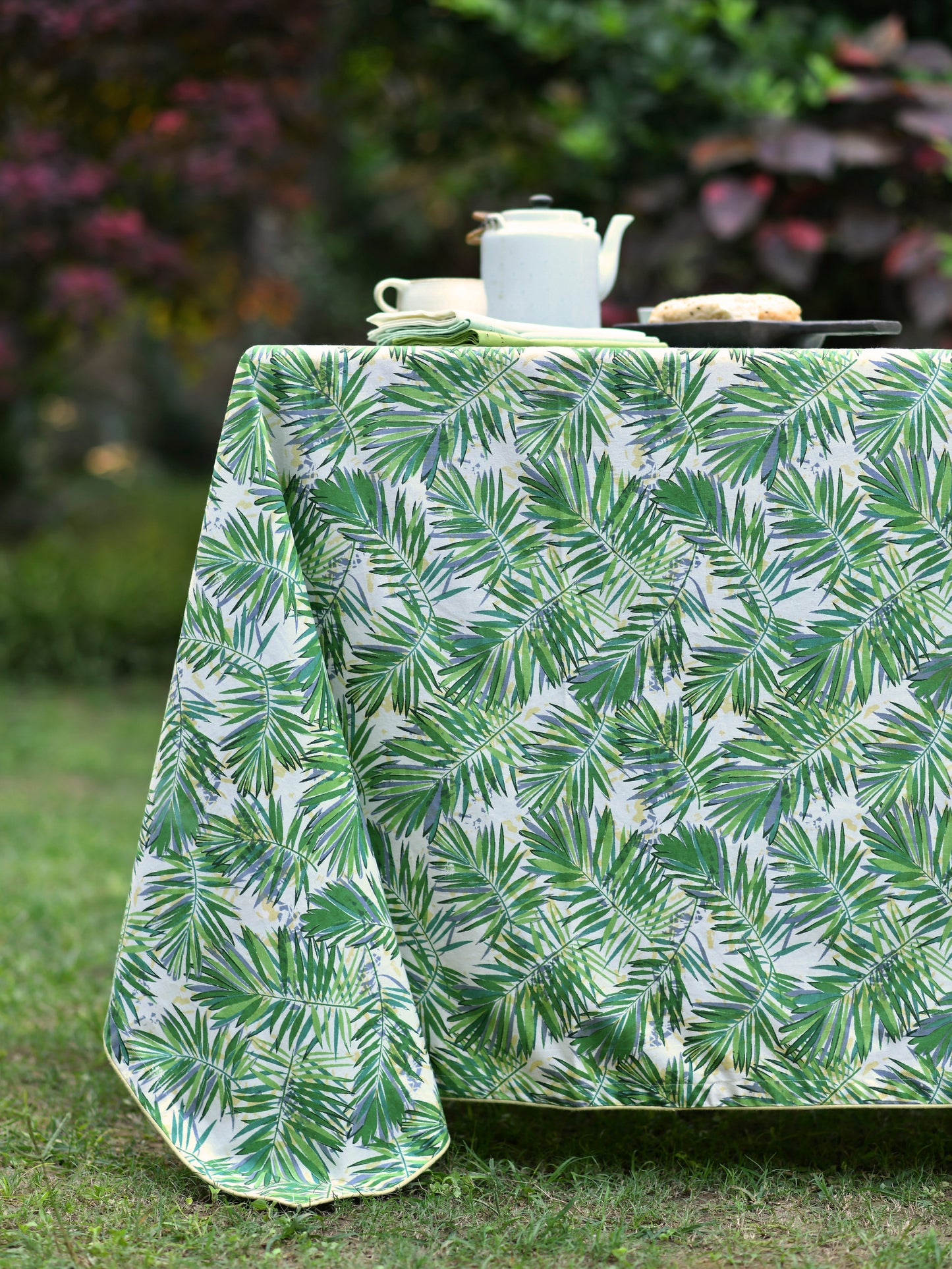 Printed Tablecloth Piping: Frond Natural